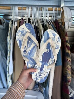 Havaiana Blue and Cream Floral Parrot Flip Flops